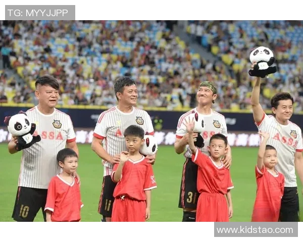 孩子与足球明星互动趣味视频展现温馨时刻与快乐瞬间