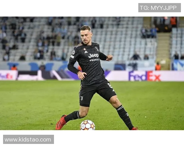 穿着Jeep的足球明星展现运动魅力与时尚风范的完美结合